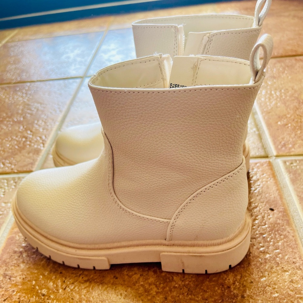 Girls art class boots in size 2 guc